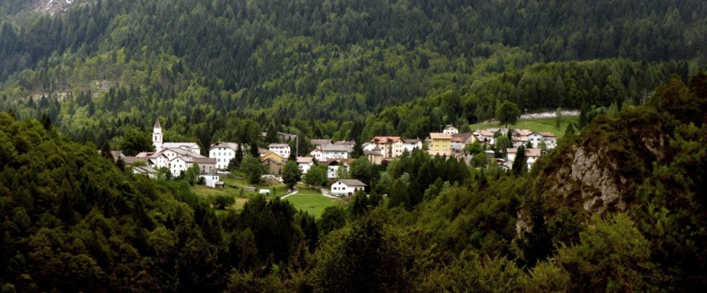 Route "Die Tour der Hochebenen: Vigolana, Folgaria, Lavarone, Luserna, Vezzena". Folgaria panoramic view of Carbonare 1024x424 1